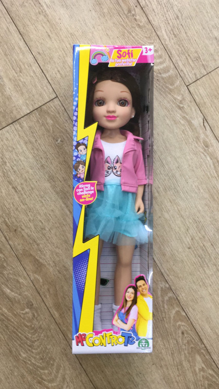 MEC23000 ME CONTRO TE SOFI DOLL 42 CM